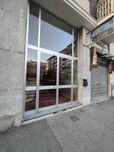 una ventana delantera con reflejo de un edificio en Affittacamere - Santa Rita Rooms, en Turín