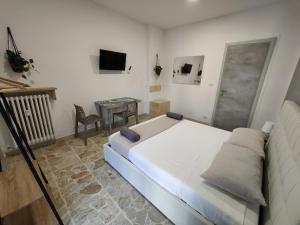een slaapkamer met een bed, een tafel en een televisie bij Affittacamere - Santa Rita Rooms in Turijn