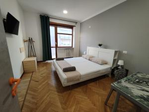 - une chambre avec un lit blanc et une fenêtre dans l'établissement Affittacamere - Santa Rita Rooms, à Turin