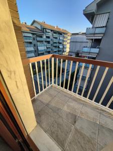 un balcón con vista a un edificio en Affittacamere - Santa Rita Rooms, en Turín
