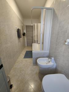 Un baño con inodoro, lavabo y bañera. en Affittacamere - Santa Rita Rooms, en Turín