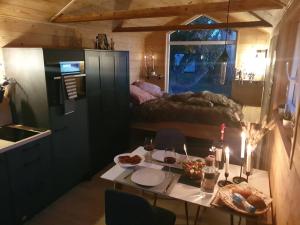 Cette petite chambre comprend une table et un lit. dans l'établissement Tiny House Flensburg Luv, à Hornholz