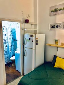 cocina con nevera y 1 cama en una habitación en Monoambiente en el Centro y Recoleta!! en Buenos Aires