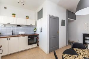 Kuchnia lub aneks kuchenny w obiekcie SuperApart Lewartowskiego 10