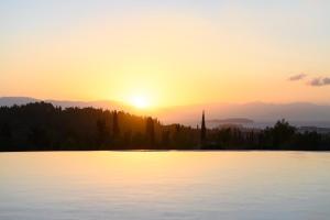 PouládesにあるVilla Verdeの山を背景にした湖上の夕日