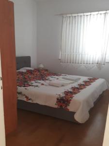 Poljica的住宿－Apartments Semafor，一间卧室配有一张带花毯的床