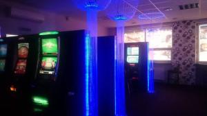 斯利亞奇的住宿－那羅茲庫膳食公寓酒店，一间设有两个电子游戏机和蓝灯的房间