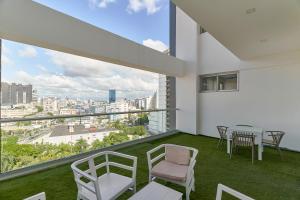 a balcony with a table and chairs and a view at Apartamento N1001 Downtown Santo Domingo in Santo Domingo
