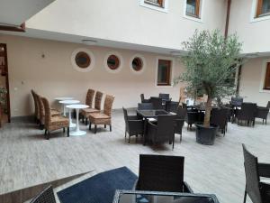 Reštaurácia alebo iné gastronomické zariadenie v ubytovaní Végvári Hotel Eger