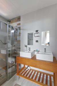 a bathroom with two sinks and a shower at Apartamento N1001 Downtown Santo Domingo in Santo Domingo
