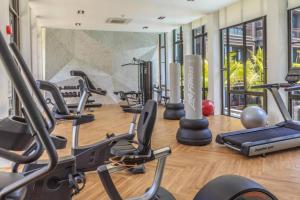 Fitness centrum a/nebo fitness zařízení v ubytování Luxury King Bed Apartment with Pool View and Sauna