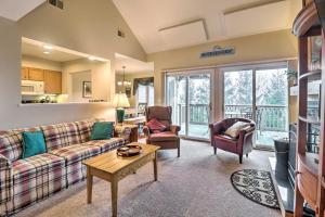 uma sala de estar com um sofá e duas cadeiras em Wintergreen Resort Retreat with Skiing Access! em Mount Torry Furnace