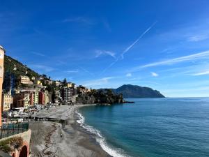 Una vista de una playa con edificios y el océano. en House La Dedina by Holiday World, en Sori