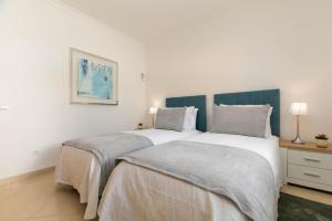 En eller flere senge i et værelse på Casa da Alegria