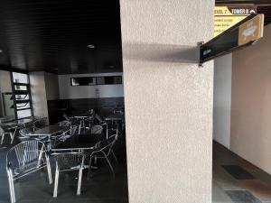 Un comedor con mesas y sillas en un restaurante. en Bali Residences - Mutiara Bali Melaka, en Melaka
