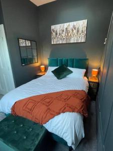 1 dormitorio con 1 cama con manta roja y blanca en TW O Connell old world Irish pub, en Cahersiveen