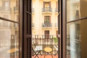 una ventana abierta con vistas a un edificio en ApartEasy - Gracia Apartments, en Barcelona