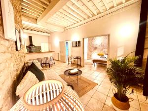 un salon avec un canapé et une table dans l'établissement Le MOKA Charmant Appartement au coeur de ville, à Nîmes