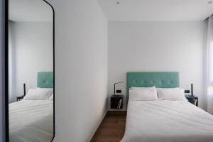 Postel nebo postele na pokoji v ubytování Apartamentos Congreso, Parking gratuito