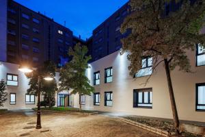 un bâtiment avec un éclairage de rue devant lui dans l'établissement Apartamentos Congreso, Parking gratuito, à Logroño