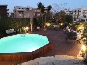 - une piscine sur une terrasse la nuit dans l'établissement Casa Mary, à Castellammare del Golfo