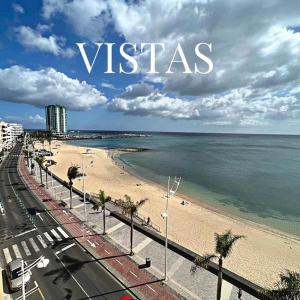 una vista de una playa con las palabras visa en Hotel Diamar en Arrecife