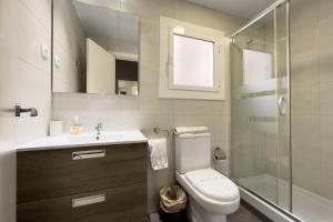 een badkamer met toilet, douche en wastafel bij ApartEasy - Gracia Apartments in Barcelona +88 foto's