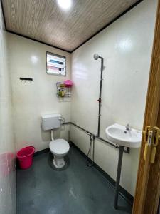 La salle de bains est pourvue de toilettes et d'un lavabo. dans l'établissement Padang Besar Rainbow Cabin Homestay, à Padang Besar