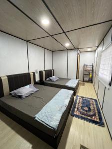 パダン・ブサールにあるPadang Besar Rainbow Cabin Homestayのテント内のベッド2台が備わる部屋