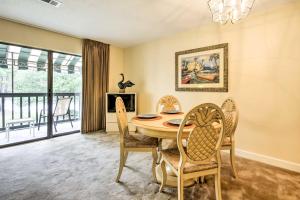 a dining room with a table and chairs at Niceville Condo with Pool Access Less Than 8 Mi to Destin! in Niceville