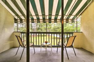 Habitación con sillas, mesa y ventana en Niceville Condo with Pool Access Less Than 8 Mi to Destin!, en Niceville
