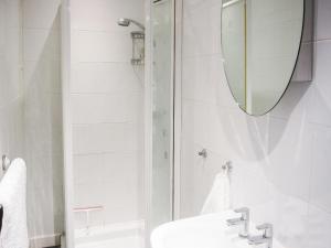 格洛斯特的住宿－Priory Place，带淋浴、盥洗盆和镜子的浴室