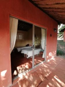 um quarto com uma cama e portas de vidro deslizantes em Highcroft Retreat & Lodge em Umzumbe