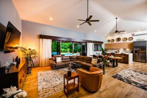 sala de estar con sofá y mesa en Luxury Vacation Rentals At Hacienda Pinilla en Tamarindo