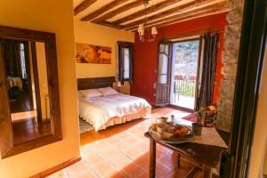 1 dormitorio con 1 cama y 1 mesa en una habitación en 6 bedrooms house with enclosed garden and wifi at Albella, en Albella