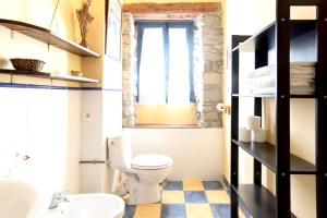 baño con aseo y lavabo y ventana en 6 bedrooms house with enclosed garden and wifi at Albella, en Albella