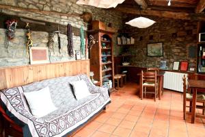 sala de estar con sofá y pared de piedra en 6 bedrooms house with enclosed garden and wifi at Albella, en Albella