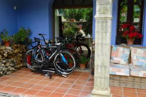 dos bicicletas estacionadas frente a un edificio en 6 bedrooms house with enclosed garden and wifi at Albella, en Albella