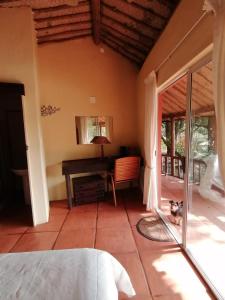 una camera con letto e scrivania di Highcroft Retreat & Lodge a Umzumbe