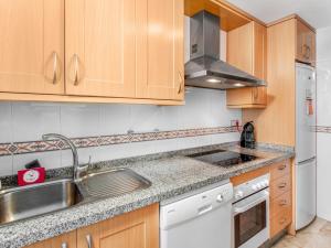 Kuchyň nebo kuchyňský kout v ubytování 2091- Apt close from all amenities