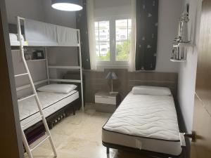 Postel nebo postele na pokoji v ubytování 2091- Apt close from all amenities