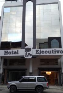 una camioneta estacionada frente a un hotel en Hotel Ejecutivo Portoviejo, en Portoviejo