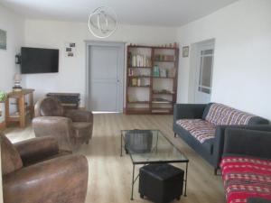 ein Wohnzimmer mit einem Sofa, Stühlen und einem Tisch in der Unterkunft Appartement La petite Résie in La Résie-Saint-Martin