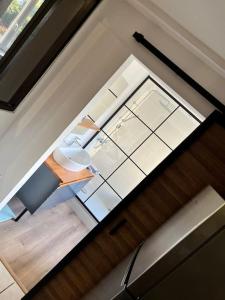 an overhead view of a room with a desk and a window at Très belle appartement plein centre ville in Tourcoing