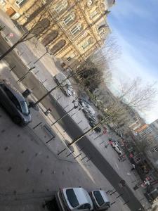 uma vista aérea de uma rua da cidade com carros estacionados em Très belle appartement plein centre ville em Tourcoing