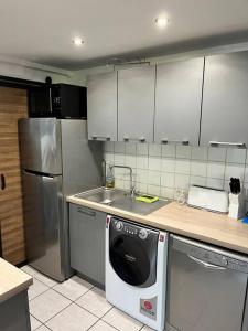 a kitchen with a dishwasher and a sink in it at Très belle appartement plein centre ville in Tourcoing