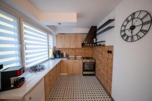 Kuchyňa alebo kuchynka v ubytovaní Art Apartament 2 Ustrzyki Dolne