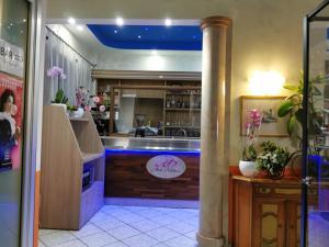 un restaurant avec un bar aux lumières bleues dans une pièce dans l'établissement Hotel Orchidea, à Turin