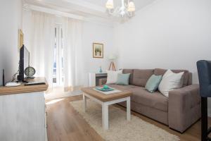 een woonkamer met een bank en een salontafel bij Happy Apartments Mostar in Mostar