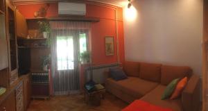 sala de estar con sofá y ventana en Holiday home Sandra, en Korčula